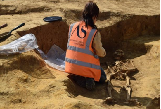 ENTIERRO ROMANO ENCONTRADO EN INGLATERRA INCLUYE 52 ESQUELETOS CON 17 EXTRAÑAS DECAPITACIONES DESPUÉS DE LA MUERTE